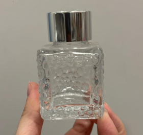 Envase  de VIDRIO texturado para difusor de 50ml aprox con tapa plateada