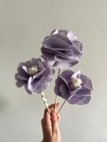 Varilla difusora color madera con flor de tela color lila (1 unidad)