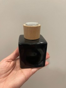 Envase  de VIDRIO para difusor de 100ml aprox negro con tapa de madera 