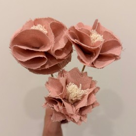 Varilla difusora color madera con flor de tela color rosa (1 unidad)