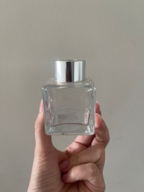 Envase  de VIDRIO para difusor liso de 50ml aprox con tapa plateada 