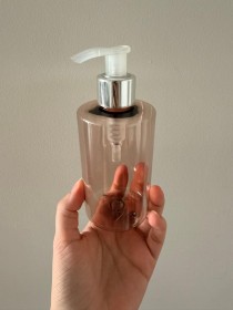 envase plástico MARRÓN CLARO de 250ml + tapa jabón/crema plateada