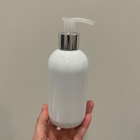 envase plástico BLANCO de 250ml + tapa jabón/crema plateada