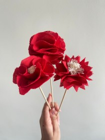 Varilla difusora color madera con flor de tela color rojo (1 unidad)