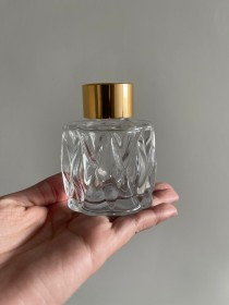 Envase  de VIDRIO para difusor con relieve de 50ml aprox con tapa dorada