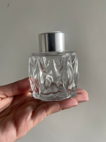 Envase  de VIDRIO para difusor con relieve de 50ml aprox con tapa plateada