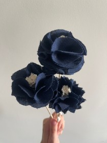 Varilla difusora color madera con flor de tela color azul (1 unidad)