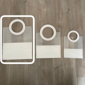 Bolsa traslucida con manija blanca grande:  25x14x20 cm aprox (1 unidad)
