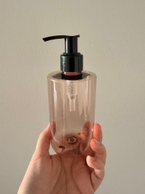 envase plástico MARRÓN CLARO de 250ml + tapa jabón/crema negra