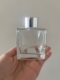 Envase  de VIDRIO para difusor liso de 100ml aprox con tapa plateada