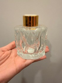 Envase  de VIDRIO para difusor con relieve de 100ml aprox con tapa dorada